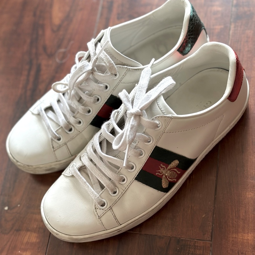 Authentic Gucci women’s ace sneaker with bee